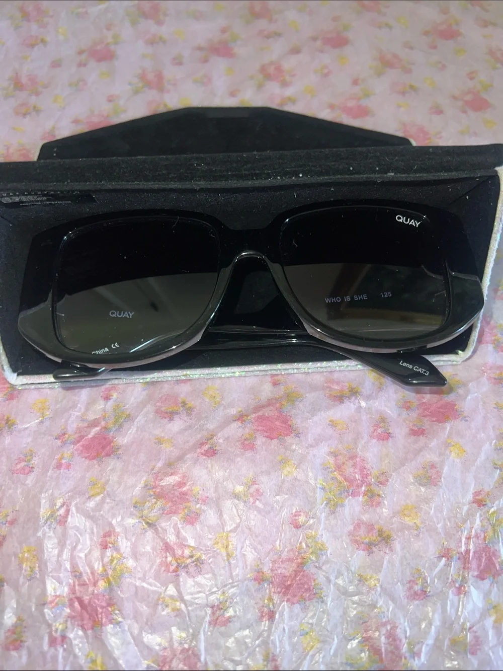 QUAY 🎀💕WHO IS SHE  Oversized Black Gradient Lens Sunglasses 🕶️ 🤍🩷
